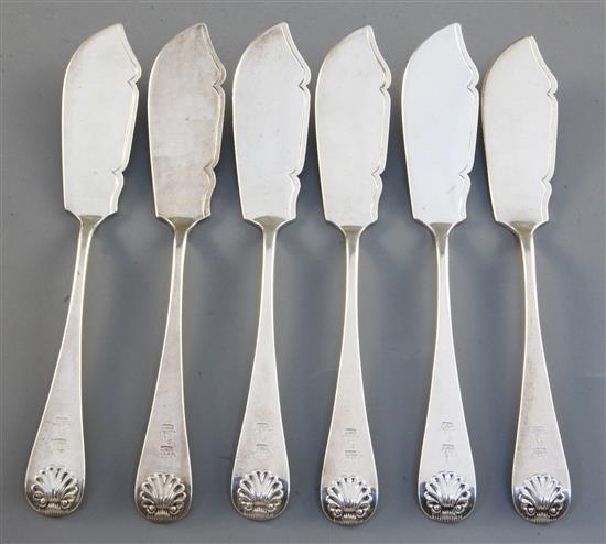 A set of six Victorian silver Old English shell pattern butter knives, 7.2oz.